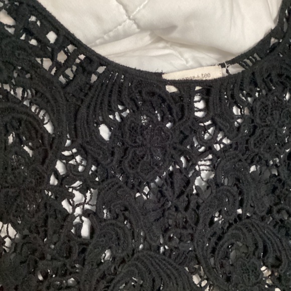 Crocheted lace like trendy crop top with fringe - Picture 3 of 4